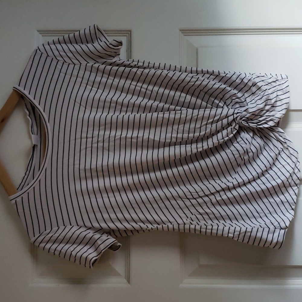 Old Navy knotted t shirt
